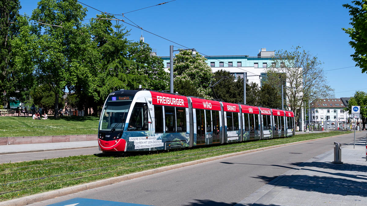 Straßenbahn Freiburg i.Br.: VAG 319 in Freiburg i.Br., Fahnenbergplatz