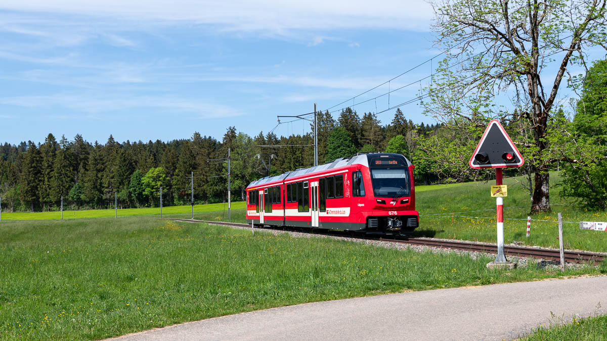 Bahn in der Schweiz - CJ 676 in La Ferrière