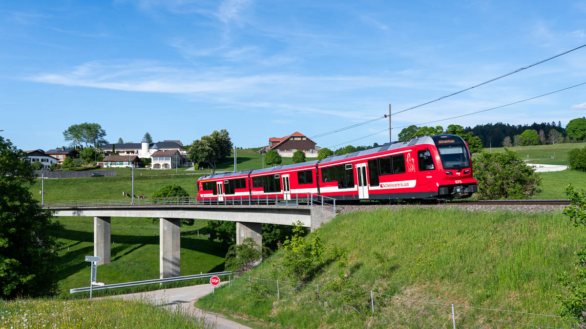 Bahn in der Schweiz - CJ 675 in La Ferrière