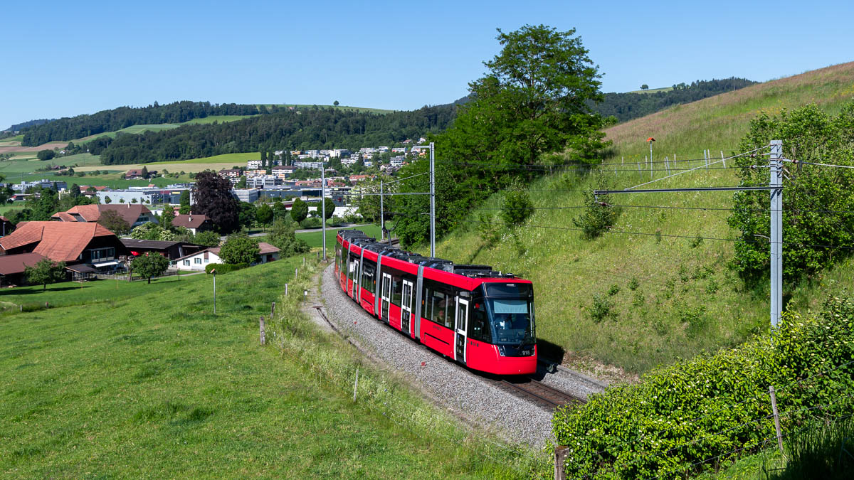 Straßenbahn Bern - SVB 918 (Typ Tramlink) in Worb (Schweiz)