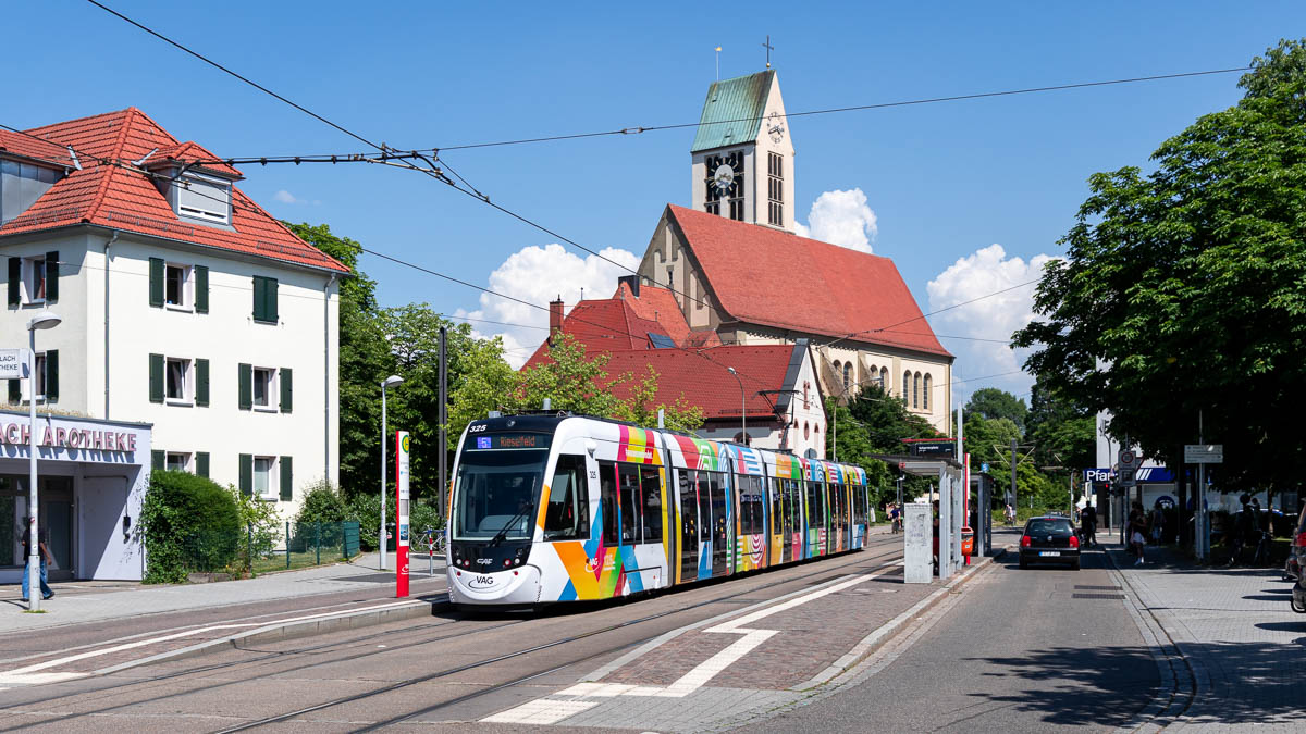 Straßenbahn Freiburg i.Br.: VAG 325 (Typ Urbos)  in Freiburg i.Br., Scherrerplatz