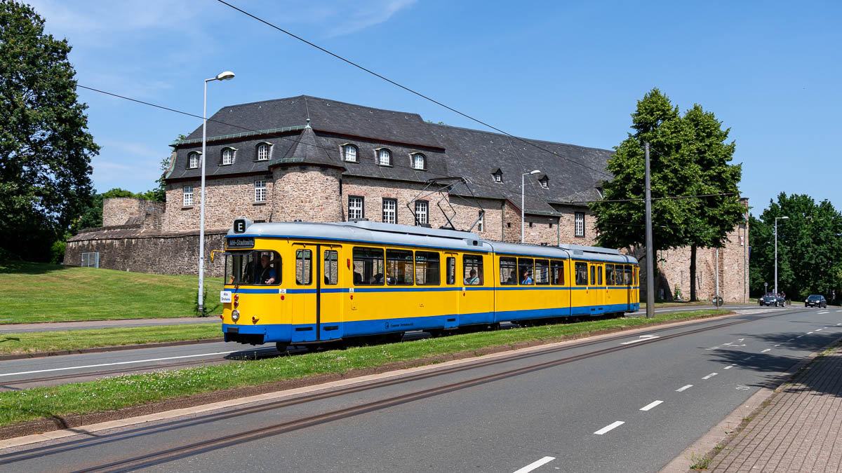 Straßenbahn Rhein-Ruhr: EVAG 1753 in Mülheim a.d.R., Schloss Broich