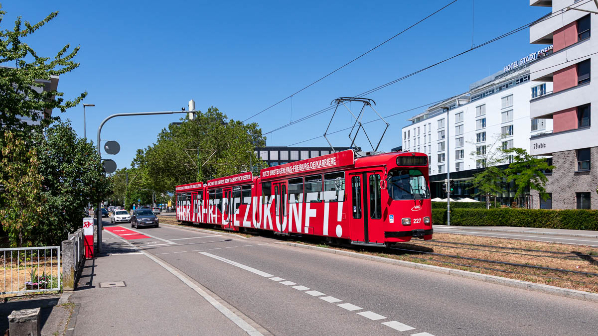 Straßenbahn Freiburg i.Br.: VAG 227 in Freiburg i.Br., Berliner Allee