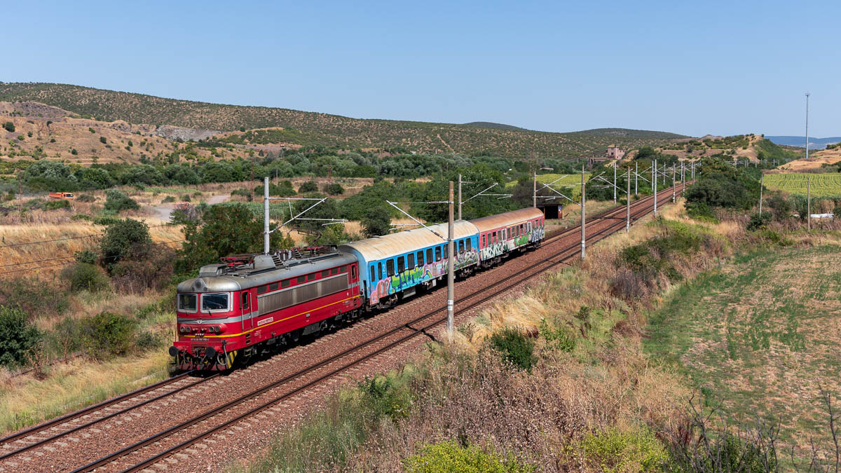 Bahn in Bulgarien: BDZ 44 140 in Kamenni Karieri