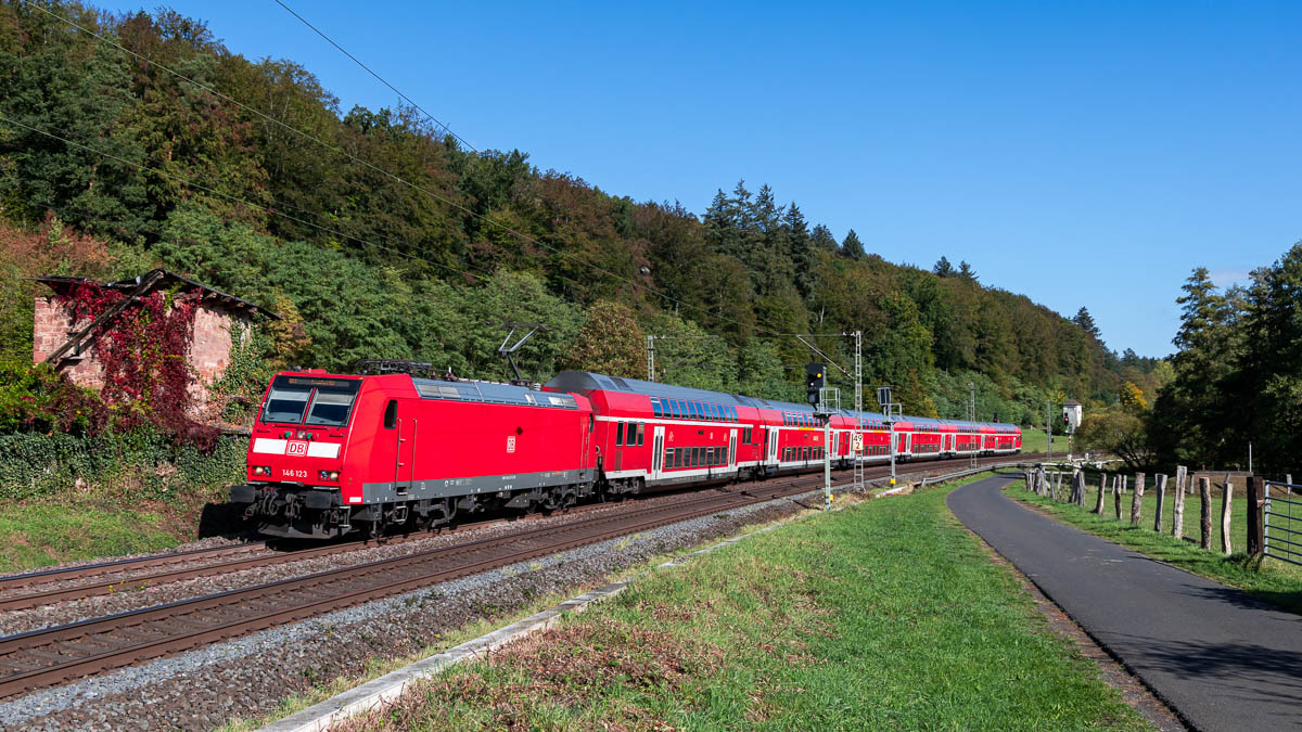 Regionalzug mit DB 146 123 in Wirtheim